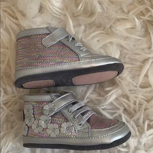 NWOT Robeez high top silver sneakers